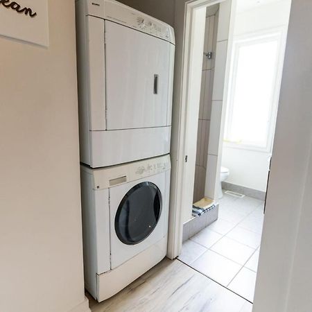 Modern 1 Bedroom Apartment With In-Suite Laundry Hamilton Dış mekan fotoğraf